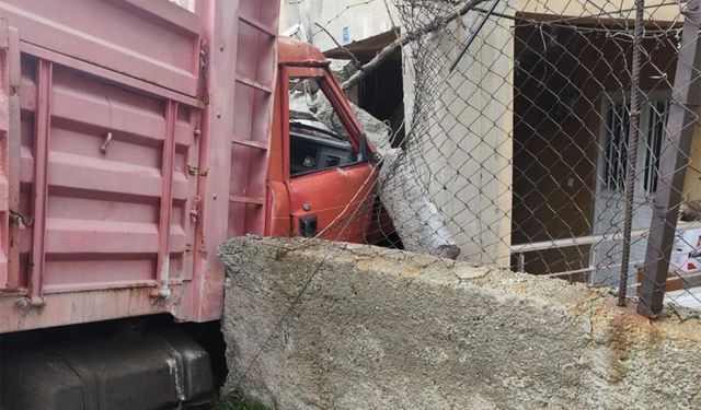 Siirt'te yük kamyonu duvarı aşıp eve daldı