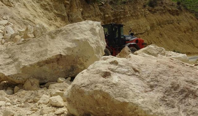 Gercüş'te yamaçtan kopan dev kaya parçaları yolu kapattı