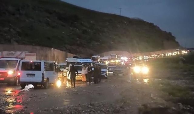 Cizre’de heyelan yolu kapattı, çok sayıda araç ve vatandaş mahsur kaldı