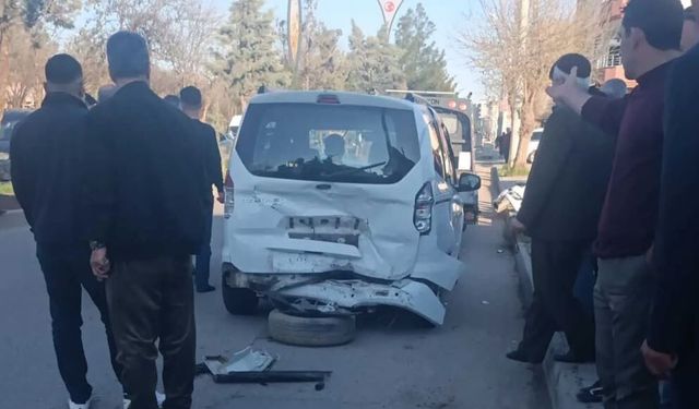 Diyarbakır'da 3 hafif ticari araç çarpıştı: 2 yaralı