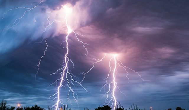 Diyarbakır'da iki yerde yıldırım düştü: 2 ölü, 2 yaralı