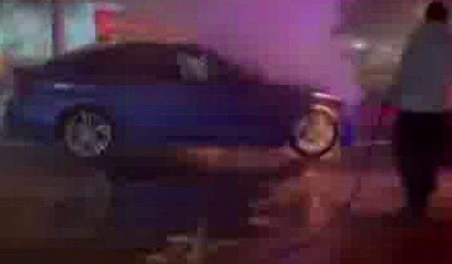 Diyarbakır'da seyir halindeki otomobil alev alev yandı