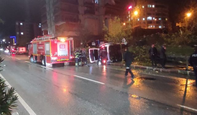 Düğünden dönen kamyonet devrildi: 3 yaralı