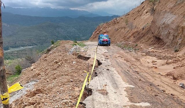 Heyelan nedeniyle kapanan köy yolu yeniden ulaşıma açıldı