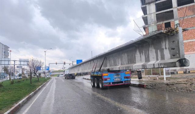 Siirt'te tıra yüklü köprü kirişi kavşakta takılı kaldı
