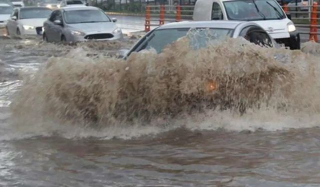 Mardin'de sağanak; Cadde ve sokaklar göle döndü