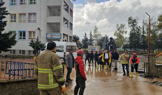 Mardin'de sel baskını: 75 öğrenci okulda mahsur kaldı