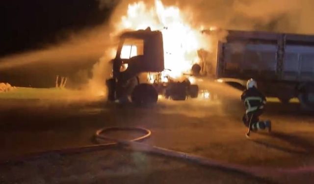 Mardin’de seyir halindeki tır yandı