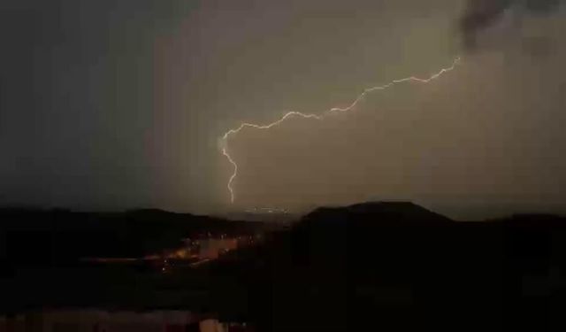 Mardin'de şimşekler görsel şölen oluşturdu