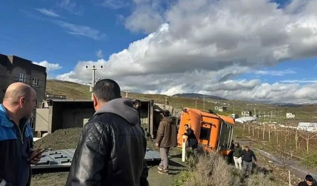 Siirt-Şirvan karayolunda kamyon devrildi: Trafik kilitlendi