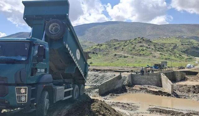 Siirt'te dere taştı: Ekipler sahada