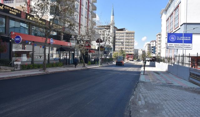 Siirt’te hava şartlarının düzelmesiyle asfalt çalışmaları yeniden başladı