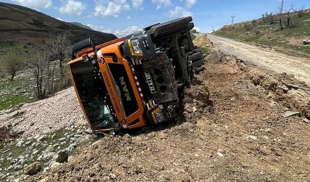 Siirt’te karayollarına ait kamyonet devrildi: Bir yaralı