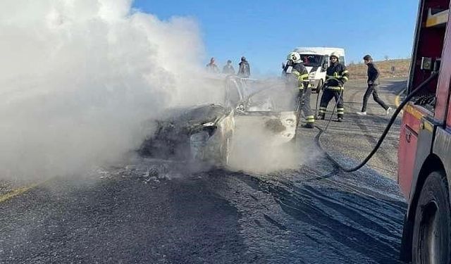 Siirt’te otomobil alev aldı: 4 kişilik aile son anda kurtuldu