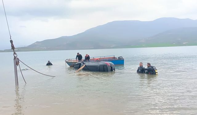 Siirt’te otomobil baraj gölüne düştü