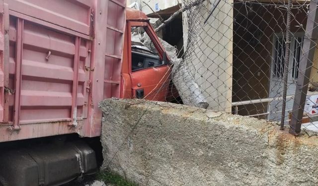 Siirt'te yük kamyonu duvarı aşıp eve daldı