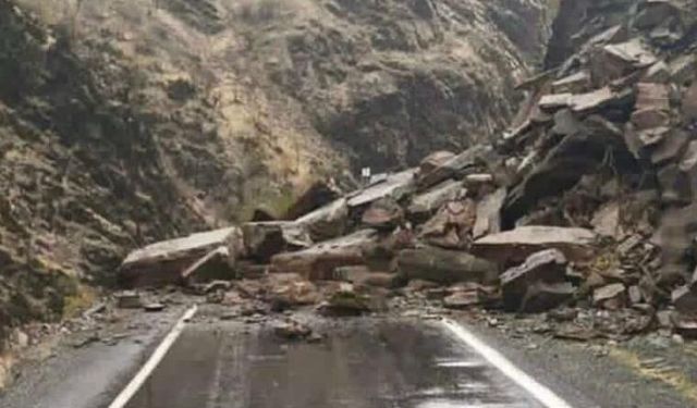 Şırnak'ta heyelan: Beytüşşebap yolunda ulaşım durdu