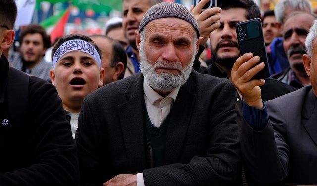 Van’da Mevlid-i Nebi buluşması: Peygamber sevgisi gözyaşlarına dönüştü