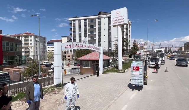 Van’dan İran’a 6 tır tıbbi yardım daha gönderildi