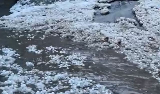 Şırnak'ta dolu sonrası her yer beyaza büründü