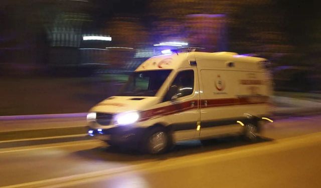 Adana'da iki otomobil çarpıştı: 2 ölü, 3 yaralı