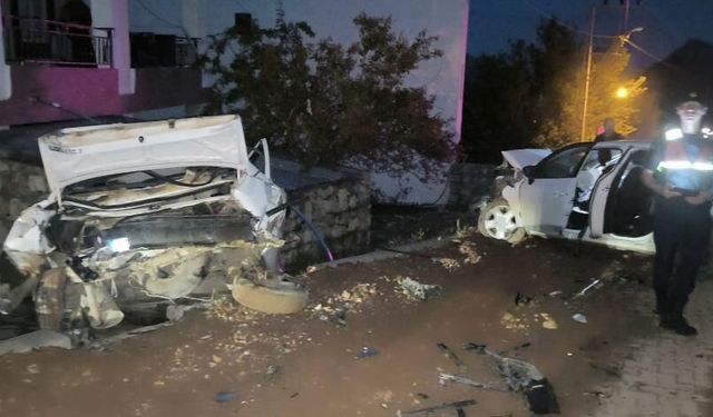 Adıyaman'da otomobil park halindeki araca çarptı: 4 yaralı