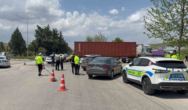 Otomobil tıra arkadan çarptı: Bir ölü, 4 yaralı