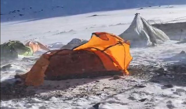 Ağrı Dağı’nda fırtına geçit vermedi dağcı grubu mahsur kalmaktan son anda kurtuldu