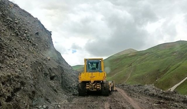 Ağrı'da meydana gelen heyelan ekipler tarafından temizlendi