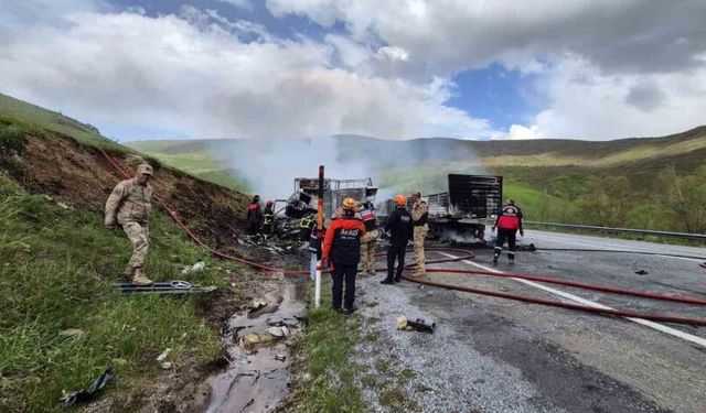 Bitlis’te iki tır kafa kafaya çarpıştı: 2 sürücü hayatını kaybetti