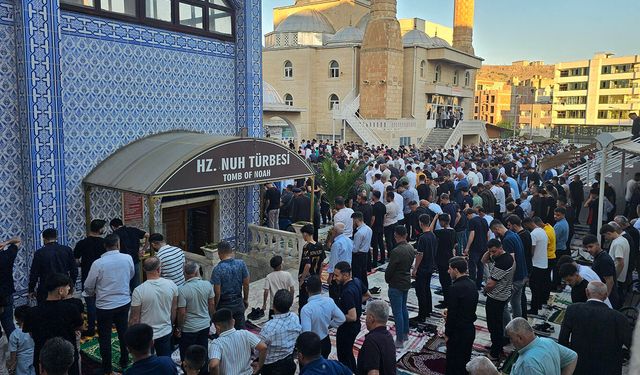 Cizreliler bayram sabahında camileri doldurdu