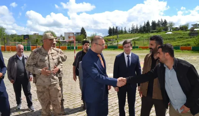 Diyarbakır'da kaymakam okul ziyaretinde öğrencilerle buluştu