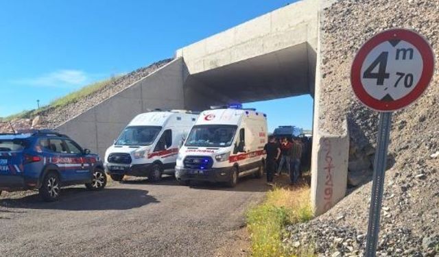 Diyarbakır'da otomobil alt geçitte duvara çarptı: 5 yaralı