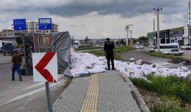 Diyarbakır'da un yüklü tır devrildi: 4 yaralı