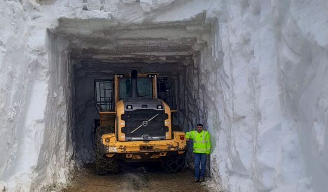 Hakkari'de 6 metrelik kar yağışı: İş makinesi kar tünelinde kayboldu