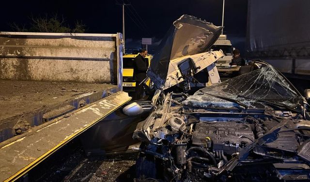 Kilis'te otomobil tıra çarptı: 2 yaralı
