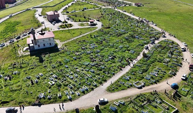 Mezarlık ziyaretleri havadan görüntülendi