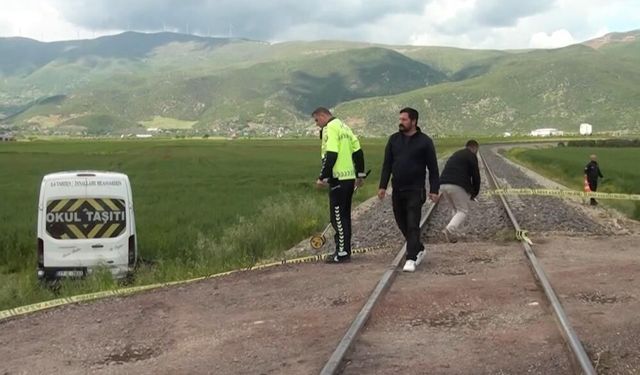 Tren öğrenci servisine çarptı: 13 yaralı