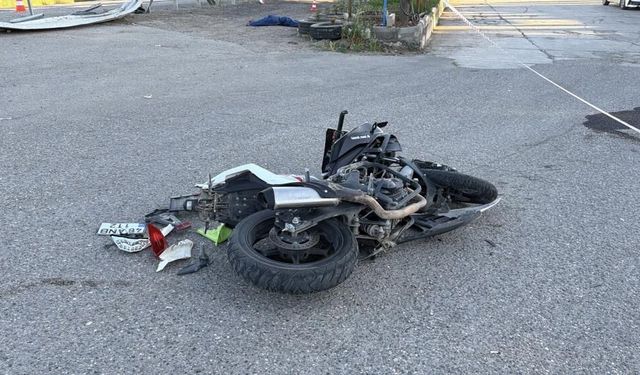 Ölüm virajında motosiklet takla attı: 1 ölü