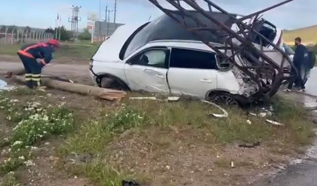 Otomobil elektrik direğine çarptı: 4 yaralı