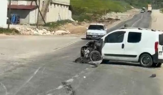 Siirt'te iki hafif ticari araç çarpıştı