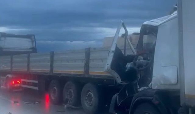 TAG'da otomobil, yolcu otobüsü ve TIR çarpıştı: 1'i ağır 5 yaralı