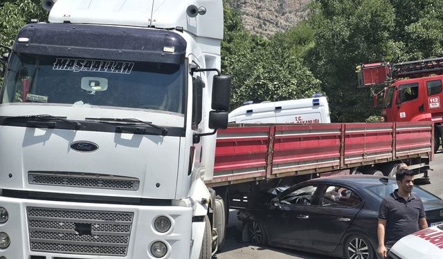 Virajı alamayan otomobil tırın altına girdi: 1 yaralı