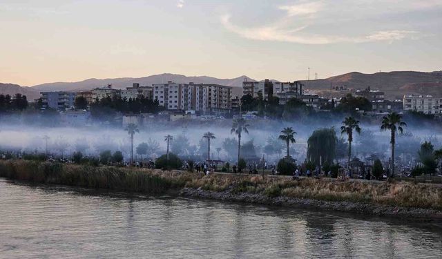 Cizre'de mangal dumanı nehir üzerinde sis görünümü oluşturdu