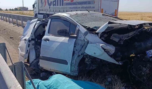 Mardin'de otomobil refüje çarptı: Bir ölü, 2 yaralı