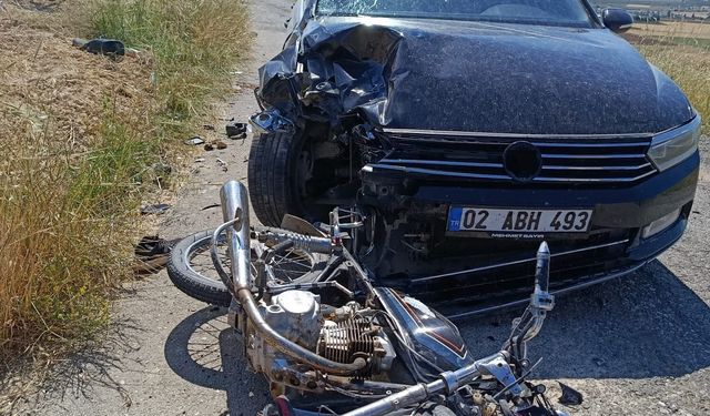 Otomobil ile motosiklet çarpıştı: 2 ağır yaralı