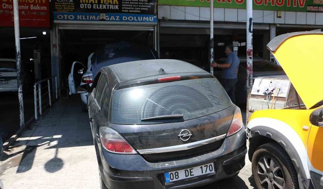 Diyarbakır'da araç klimaları için sanayide uzun kuyruklar oluştu