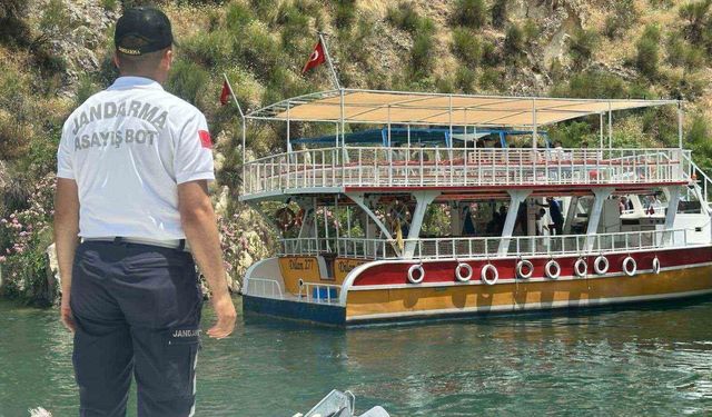 Sürüklenen teknedeki ziyaretçiler tahliye edildi
