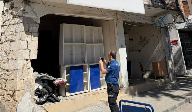 Tehlike saçan metruk bina vatandaşları korkutuyor