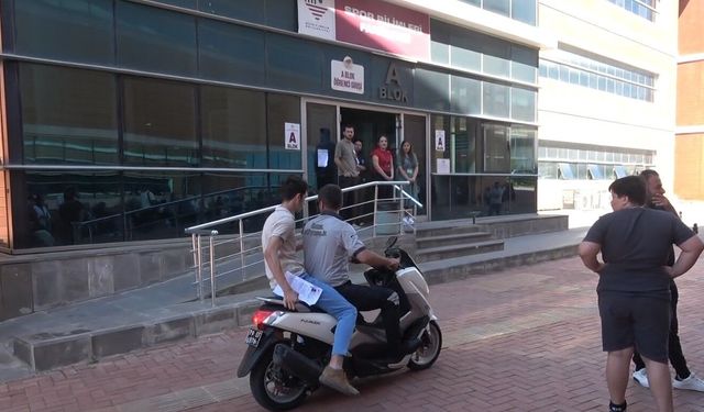 YKS'ye saniyeler kala yetişti: Motosikletle sınava ulaştırıldı